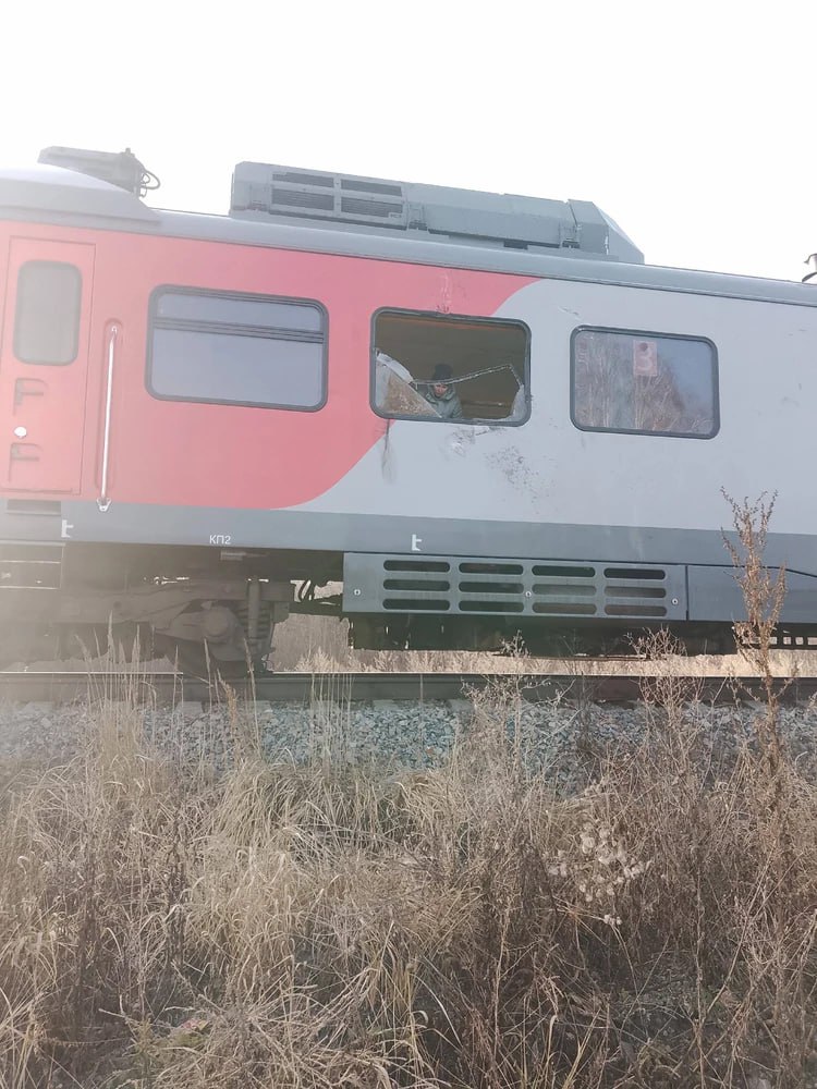 Авария на путях: пассажирский поезд врезался в мусоровоз в Челябинской области Авария на путях: пассажирский поезд врезался в мусоровоз в Челябинской области