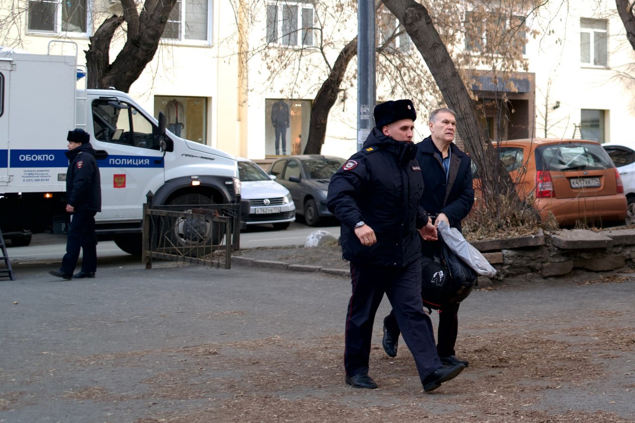 Центральный райсуд Челябинска отправил под домашний арест бизнесмена Александра Махонина, обвиняемого в создании экстремистской ОПГ