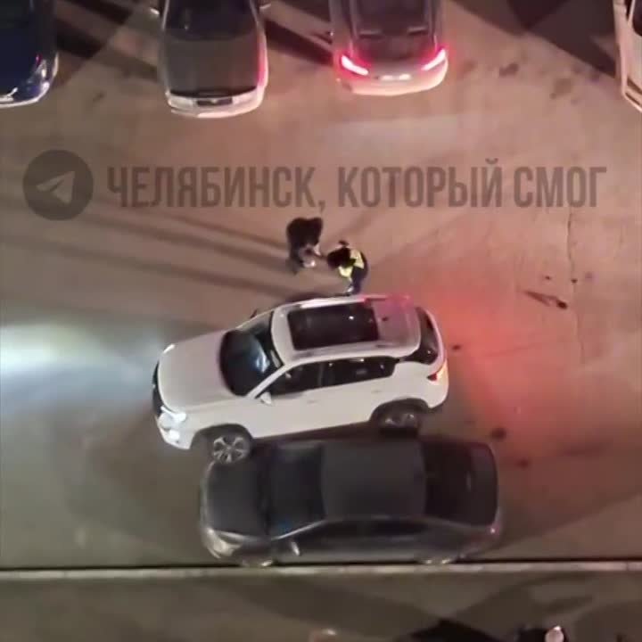 Водитель «припарковался» на чужое авто, пытаясь скрыться от полиции в Челябинске