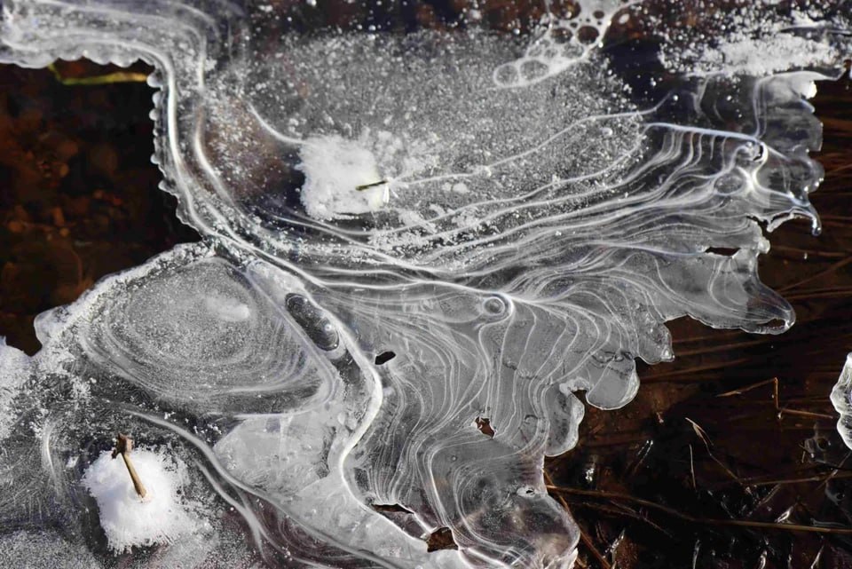 Словно хрусталь: в Челябинской области природа создала причудливые ледяные украшения