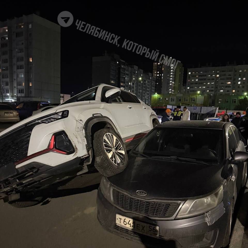 Водитель «припарковался» на чужое авто, пытаясь скрыться от полиции в Челябинске Водитель «припарковался» на чужое авто, пытаясь скрыться от полиции в Челябинске