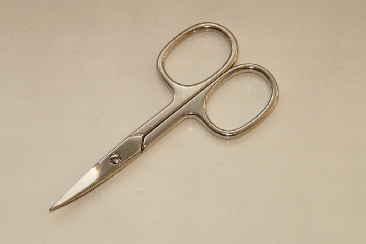 Школьница в Челябинской области ударила учительницу в шею маникюрными ножницами