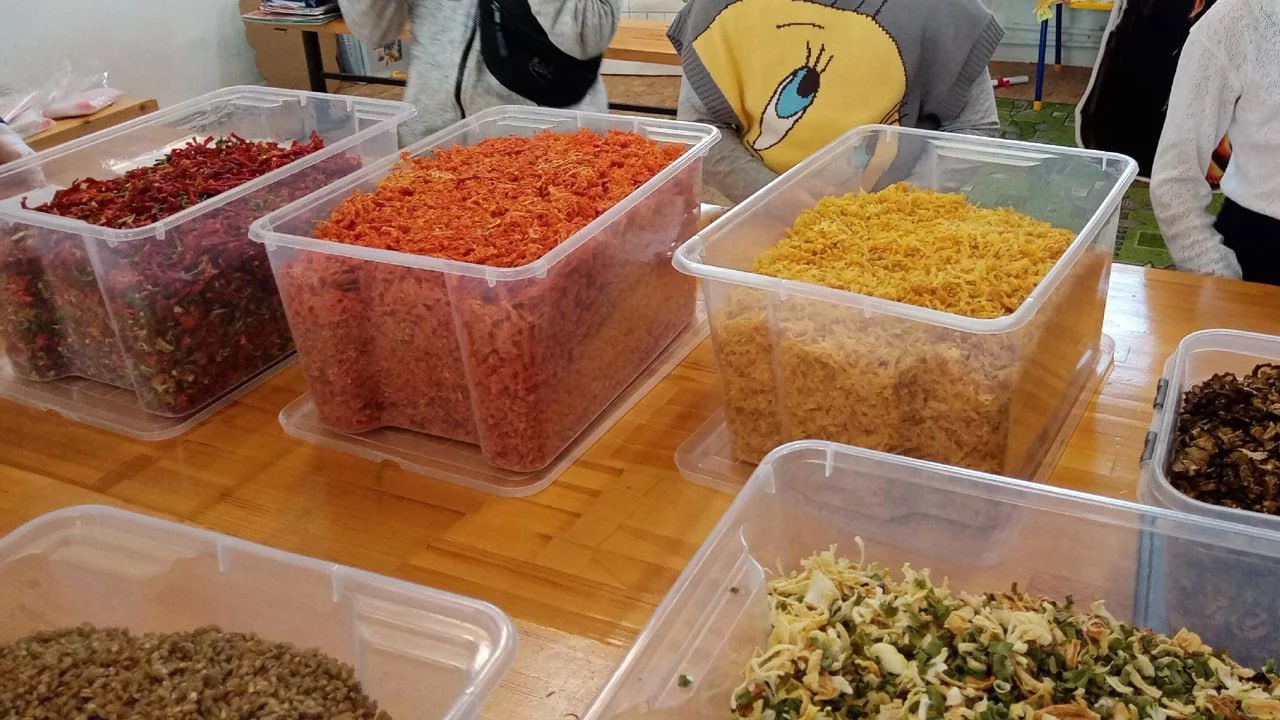 Жители поселка в Челябинской области готовят домашние блюда для бойцов СВО