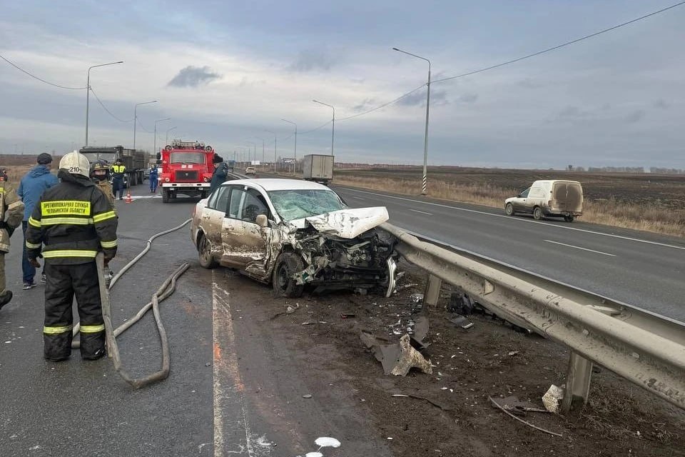 Пострадали два человека: на Южном Урале бензовоз столкнулся с легковушкой