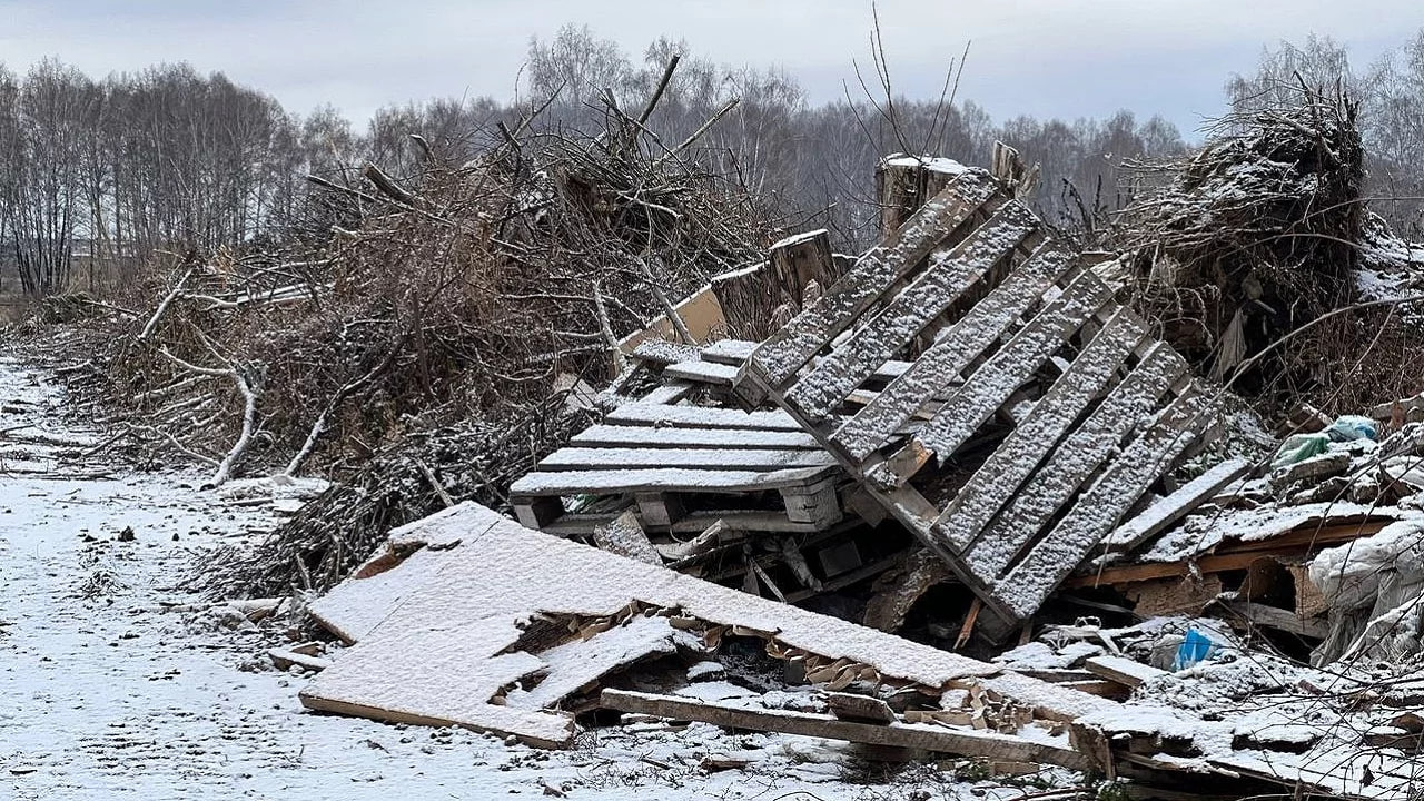 В Чебаркуле ликвидируют стихийную свалку, где мусор копился 10 лет