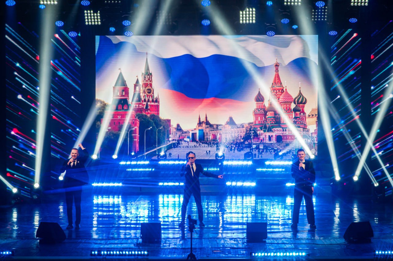 В Златоусте состоялся праздничный концерт «Звезда Уральской земли» В Златоусте состоялся праздничный концерт «Звезда Уральской земли»