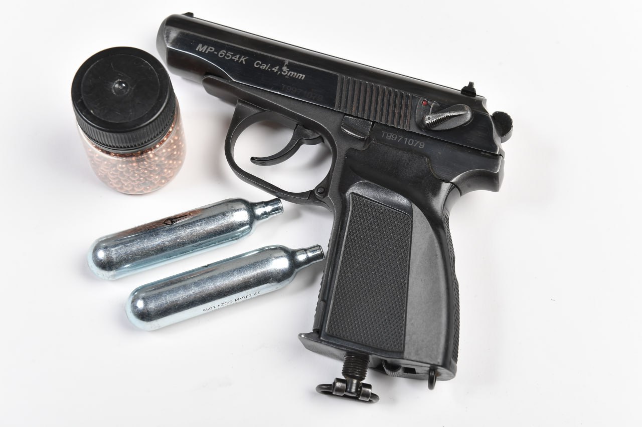 Челябинский контрактник получил штраф за угрозы полицейским пневматическим пистолетом