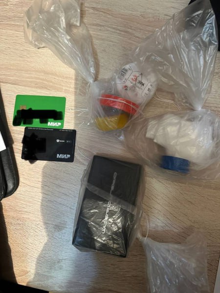 В Миассе полицейские задержали подозреваемую в сбыте синтетического наркотика и изъяли 50 свертков с наркотическим веществом В Миассе полицейские задержали подозреваемую в сбыте синтетического наркотика и изъяли 50 свертков с наркотическим веществом