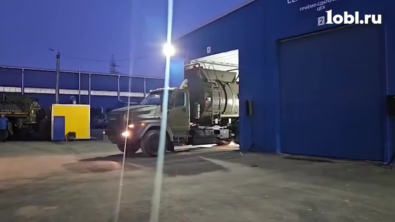 Губернатор Алексей Текслер передал нацгвардии две машины для заправки техники в полевых условиях