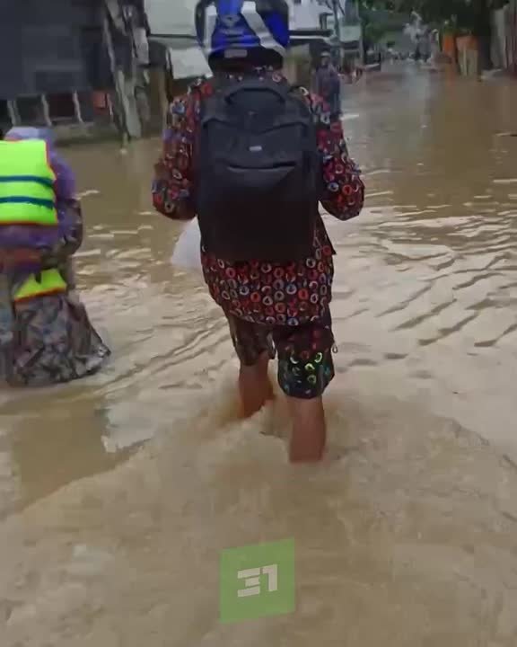 Челябинец помогает спасать людей после наводнения в Нячанге