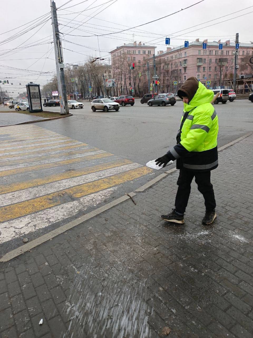 В Челябинске продолжается борьба с последствиями ледяного дождя В Челябинске продолжается борьба с последствиями ледяного дождя