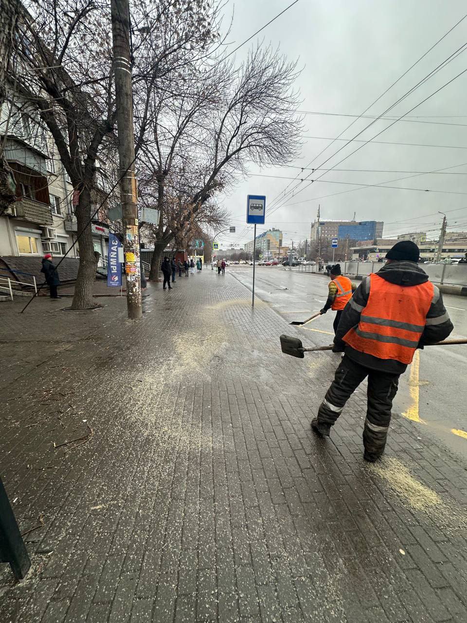 В Челябинске продолжается борьба с последствиями ледяного дождя В Челябинске продолжается борьба с последствиями ледяного дождя