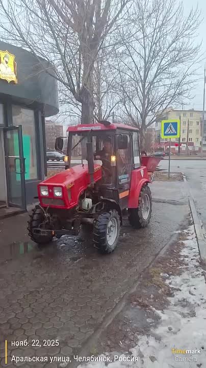 В Челябинске продолжается борьба с последствиями ледяного дождя