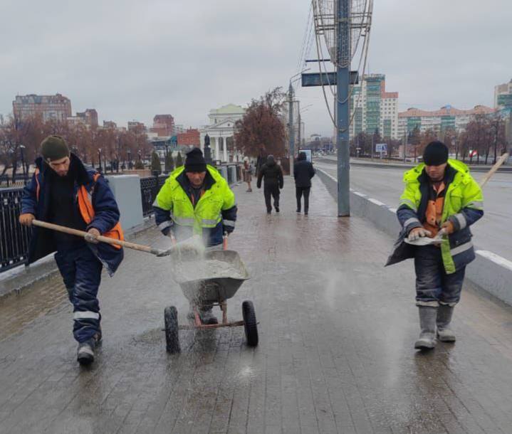 В Челябинске продолжается борьба с последствиями ледяного дождя В Челябинске продолжается борьба с последствиями ледяного дождя