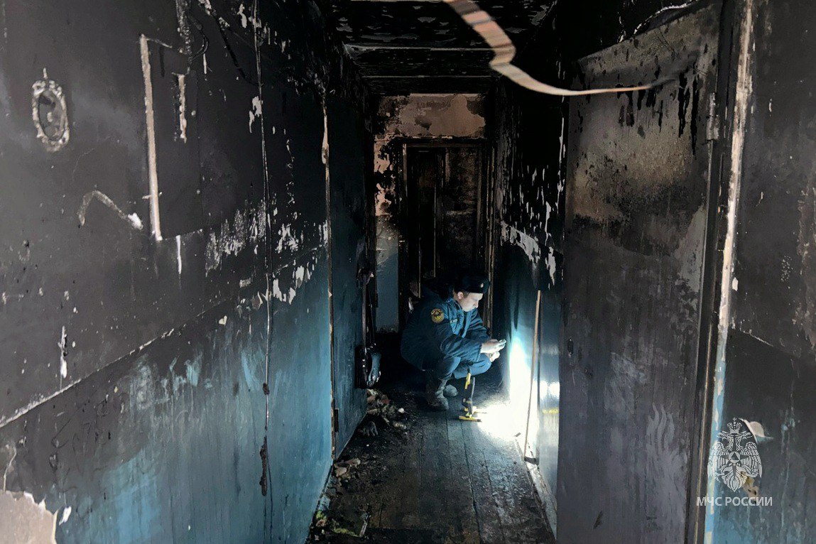 На месте пожара в городе Чебаркуль отработали специалисты испытательной пожарной лаборатории и сотрудники отделения дознания