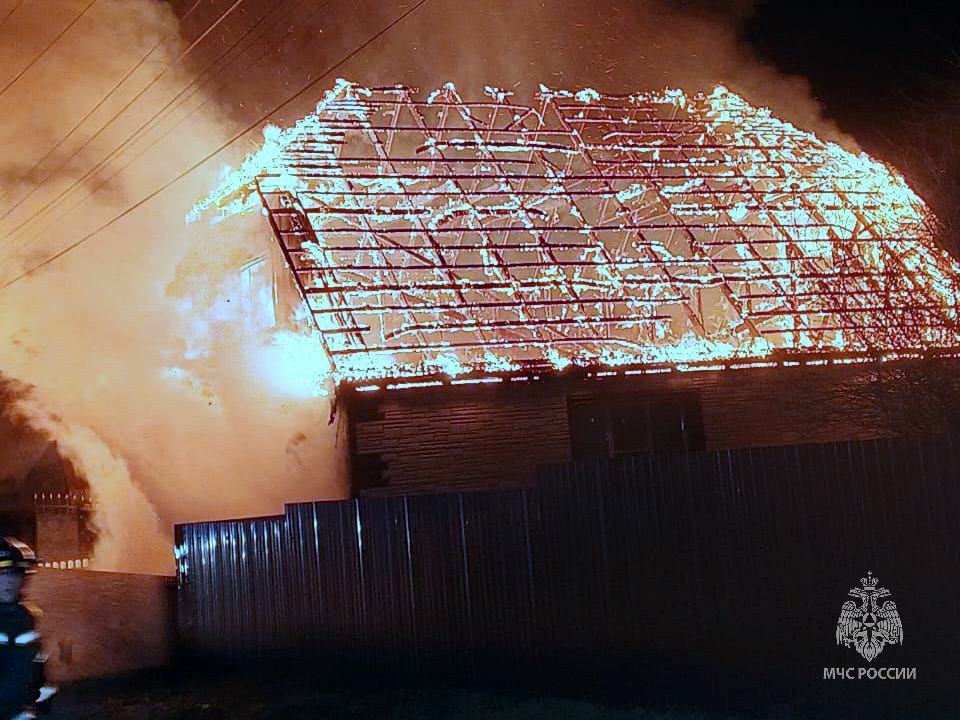 Рушился потолок, повсюду едкий дым: в Челябинской области полицейские вытащили из горящего дома женщину, которая не может ходить