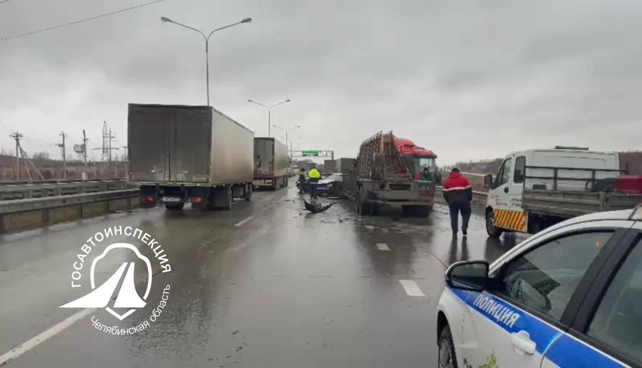 Сотрудники Госавтоинспекции устанавливают обстоятельства ДТП, произошедшего на территории Чебаркульского муниципального округа с участием 3 транспортных средств