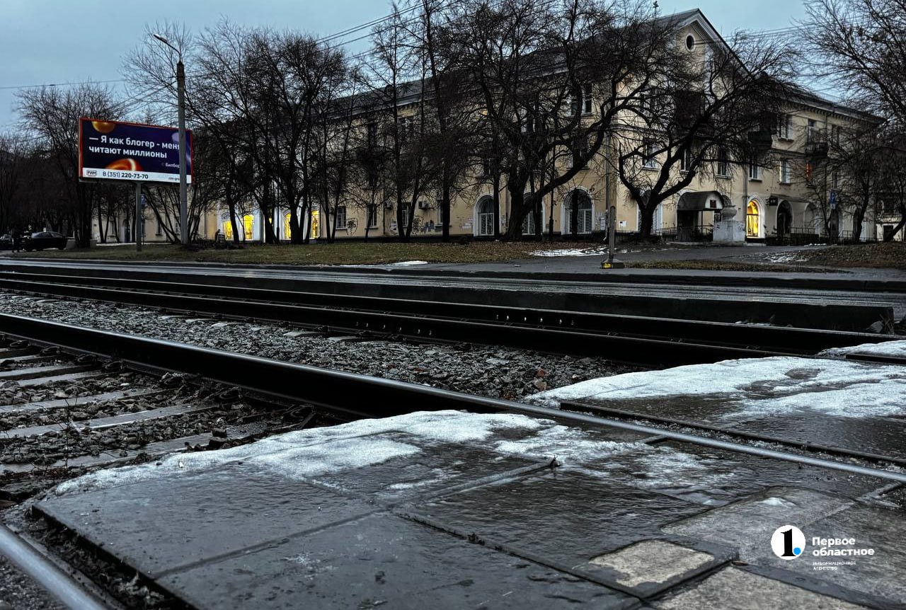 Дома — лучше!. В Челябинске и области, а также на трассах дорожники продолжают ликвидировать последствия ледяного дождя