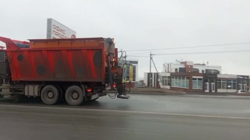 В Челябинске подрядчики обрабатывают дороги противогололедными материалами