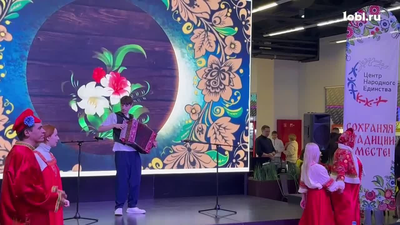 На улице дождь и холодно, а на «Батле на гармошках» очень даже жарко!