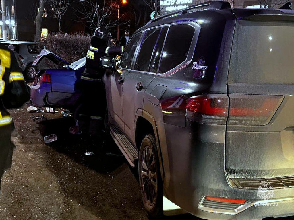 Специалисты МЧС России работают на ликвидации последствий ДТП в Магнитогорске Специалисты МЧС России работают на ликвидации последствий ДТП в Магнитогорске