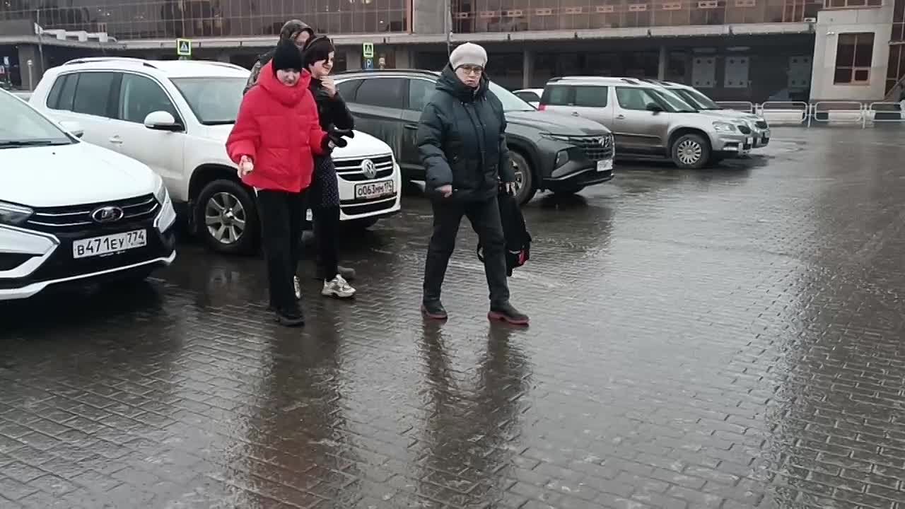 Скользкая ловушка: дороги и тротуары в городах Челябинской области оказались под коркой льда