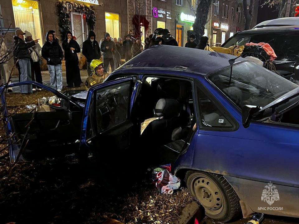 Специалисты МЧС России работают на ликвидации последствий ДТП в Магнитогорске Специалисты МЧС России работают на ликвидации последствий ДТП в Магнитогорске