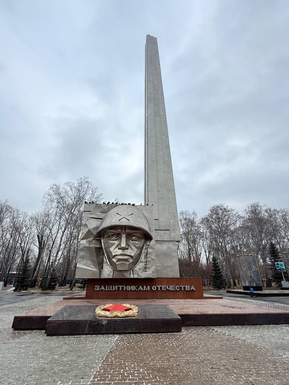 В Саду Победы завершена реставрация памятника тракторозаводцам, павшим в годы Великой Отечественной войны