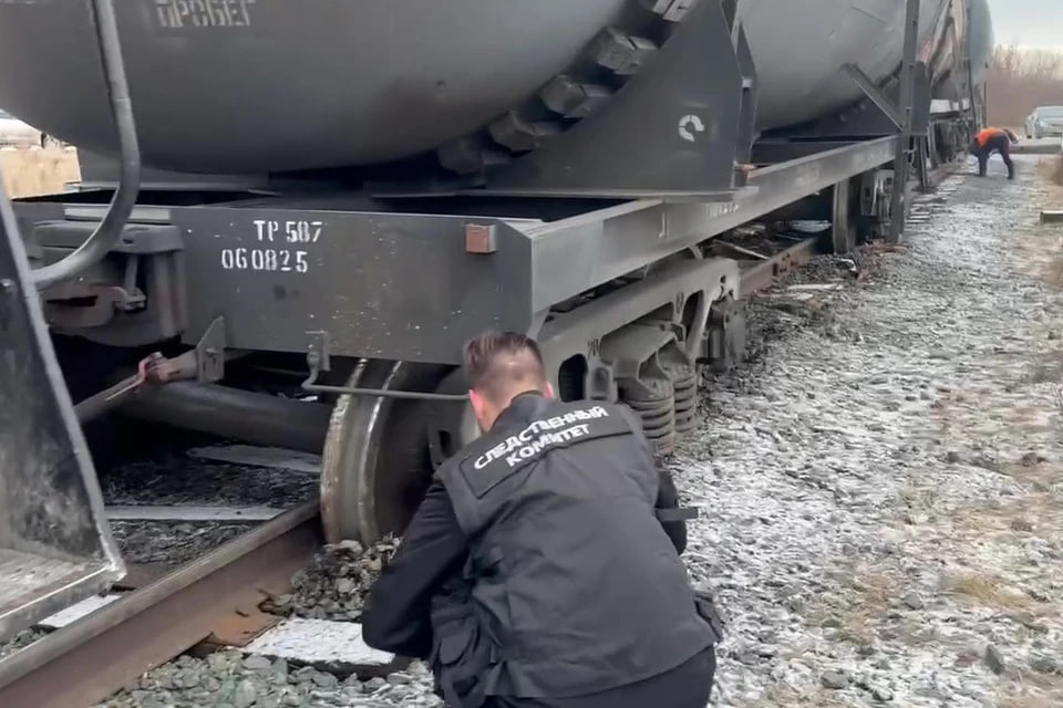 Под Челябинском с рельсов сошли две цистерны с бензином