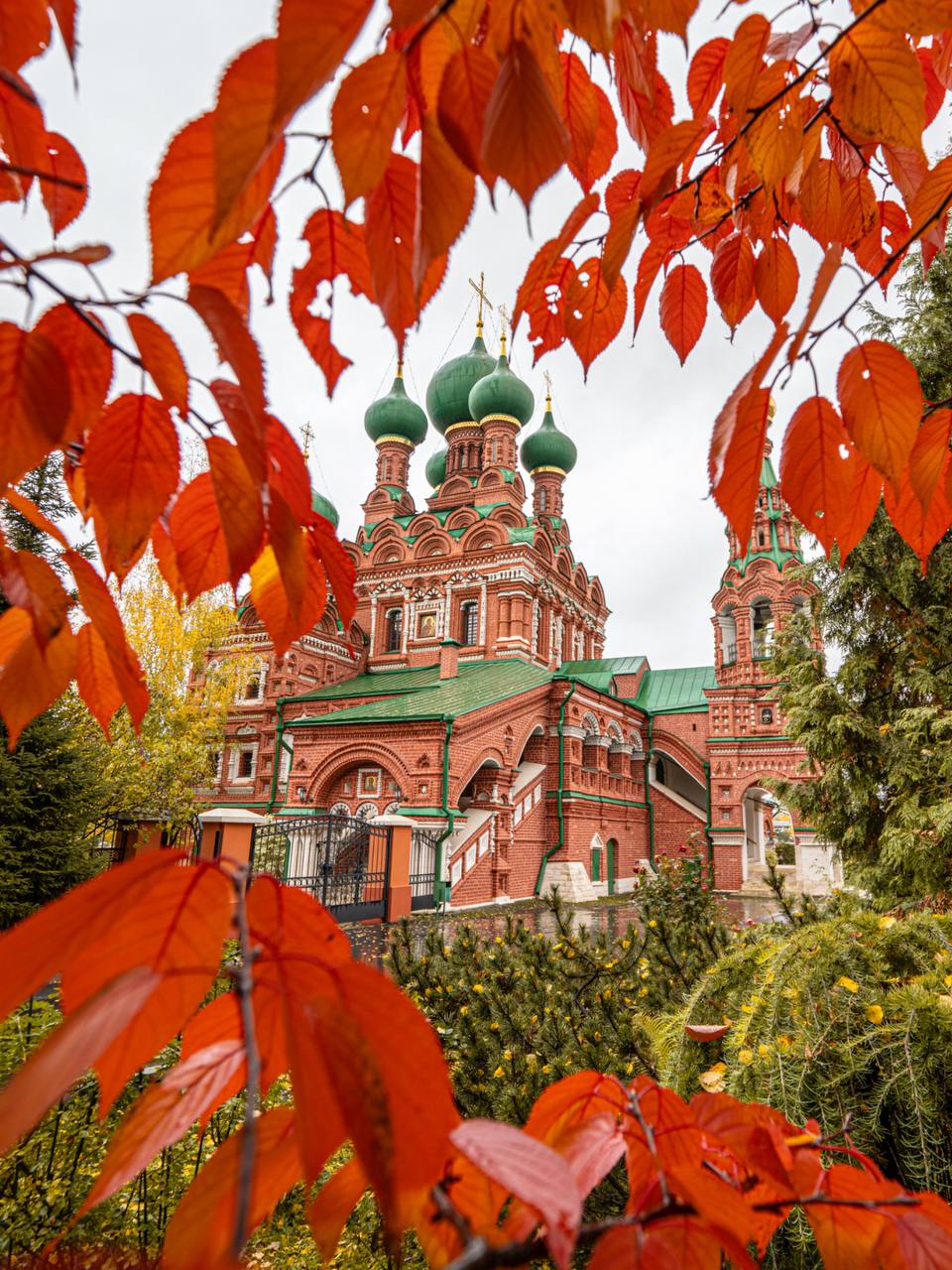 Церковь Троицы Живоначальной в Останкино прекрасна и снаружи, и внутри