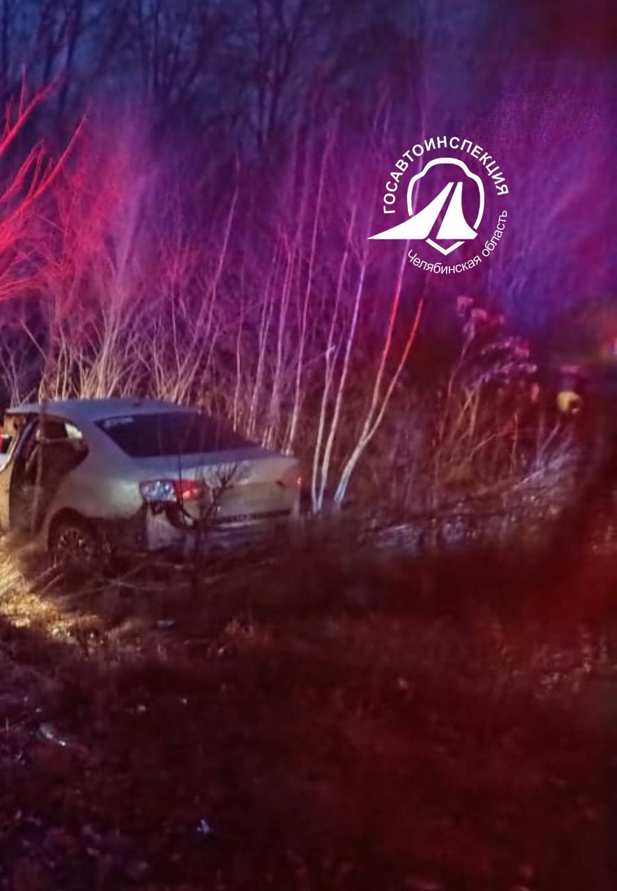 Сотрудники Госавтоинспекции устанавливают обстоятельства смертельного дорожно-транспортного происшествия, произошедшего на территории Верхнеуральского района