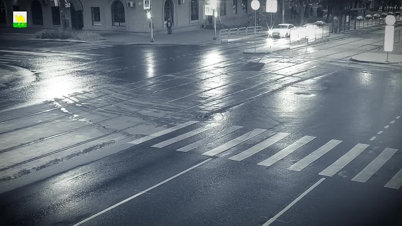 В Челябинске по видеокамерам разыскали вандала-граффитиста, рисовавшего на жилом доме