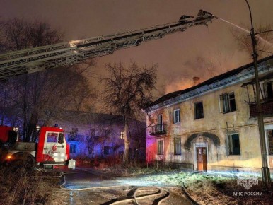В Челябинске потушили пожар в расселённом доме на улице Безрукова