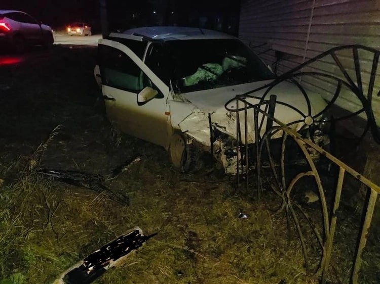 Трое молодых людей пострадали при столкновении легковушки со зданием в Троицке