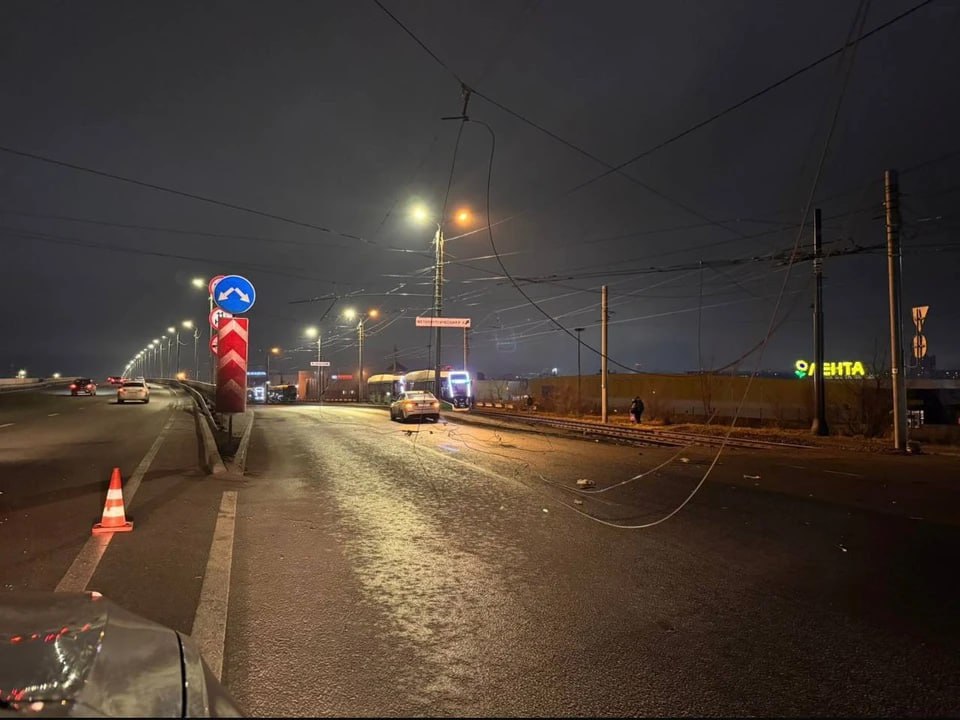 В Челябинске машины запутались в свалившихся на дорогу проводах