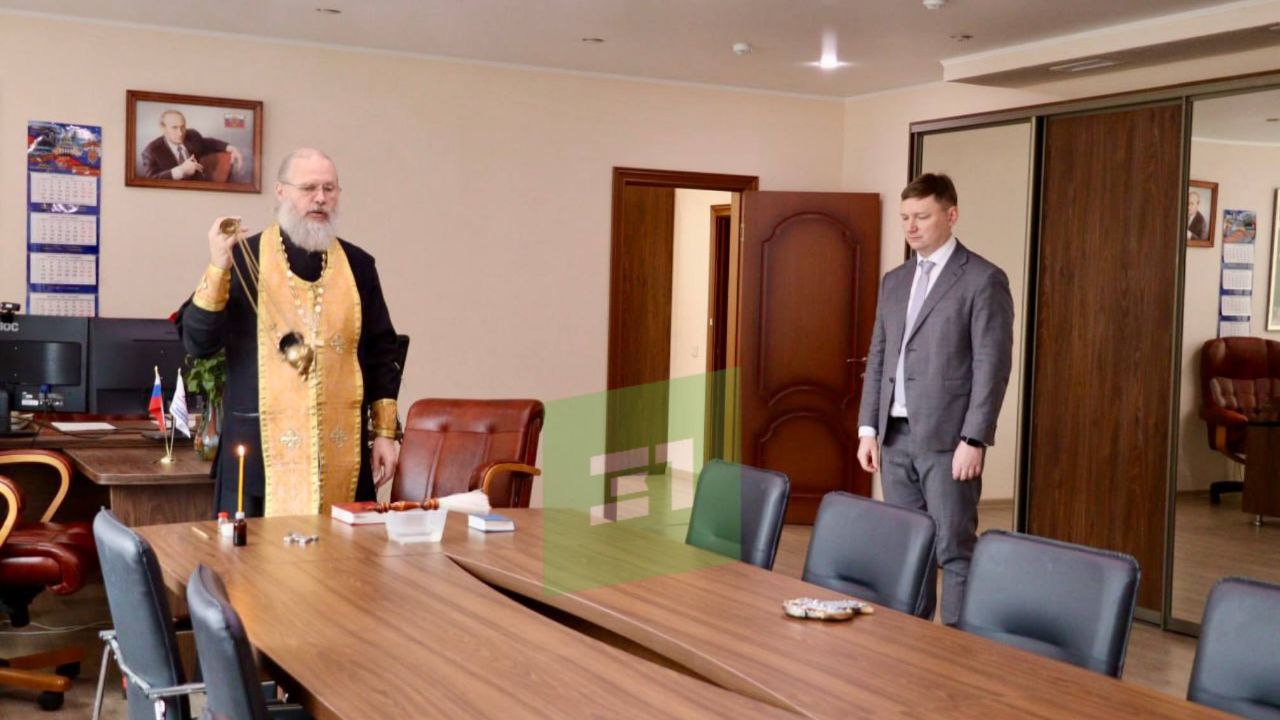 В УралГУФКе освятили кабинет ректора