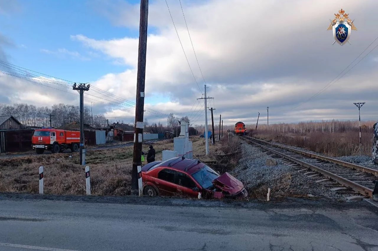 Поезд столкнулся с легковым автомобилем на переезде в Челябинской области