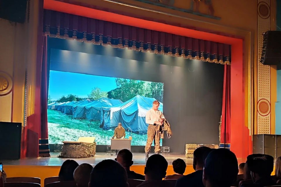 «Мы не имеем права забыть этот подвиг»: актеры академии Михалкова привезли благотворительный спектакль «Позывной Лютик» в Челябинск