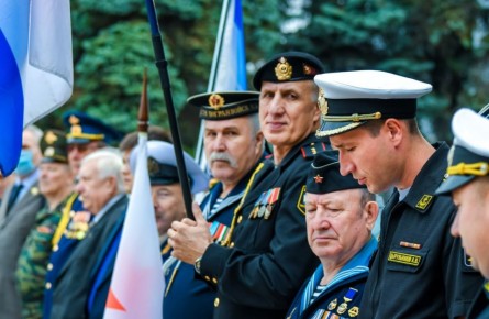 Полпред и губернатор поздравили челябинцев с Днем морской пехоты