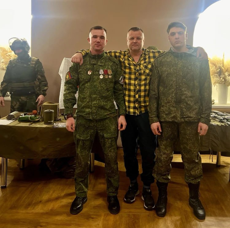 «Мы не имеем права забыть этот подвиг»: актеры академии Михалкова привезли благотворительный спектакль «Позывной Лютик» в Челябинск «Мы не имеем права забыть этот подвиг»: актеры академии Михалкова привезли благотворительный спектакль «Позывной Лютик» в Челябинск