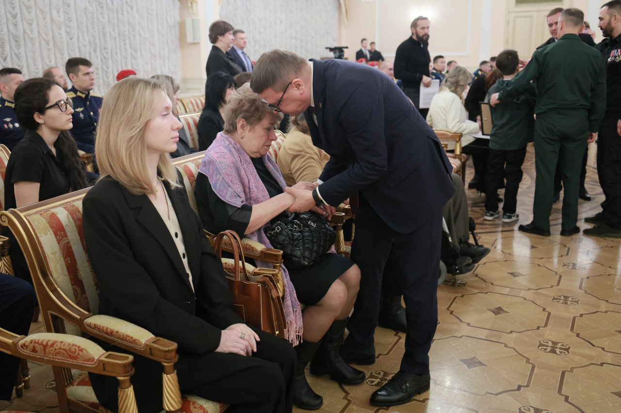 Губернатор Текслер вручил звезду Героя семье Даниила Махмудова Губернатор Текслер вручил звезду Героя семье Даниила Махмудова