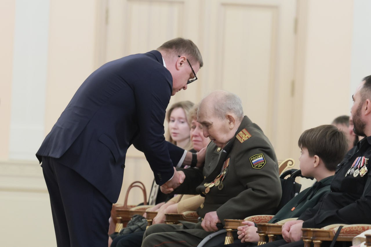 Губернатор Текслер вручил звезду Героя семье Даниила Махмудова Губернатор Текслер вручил звезду Героя семье Даниила Махмудова