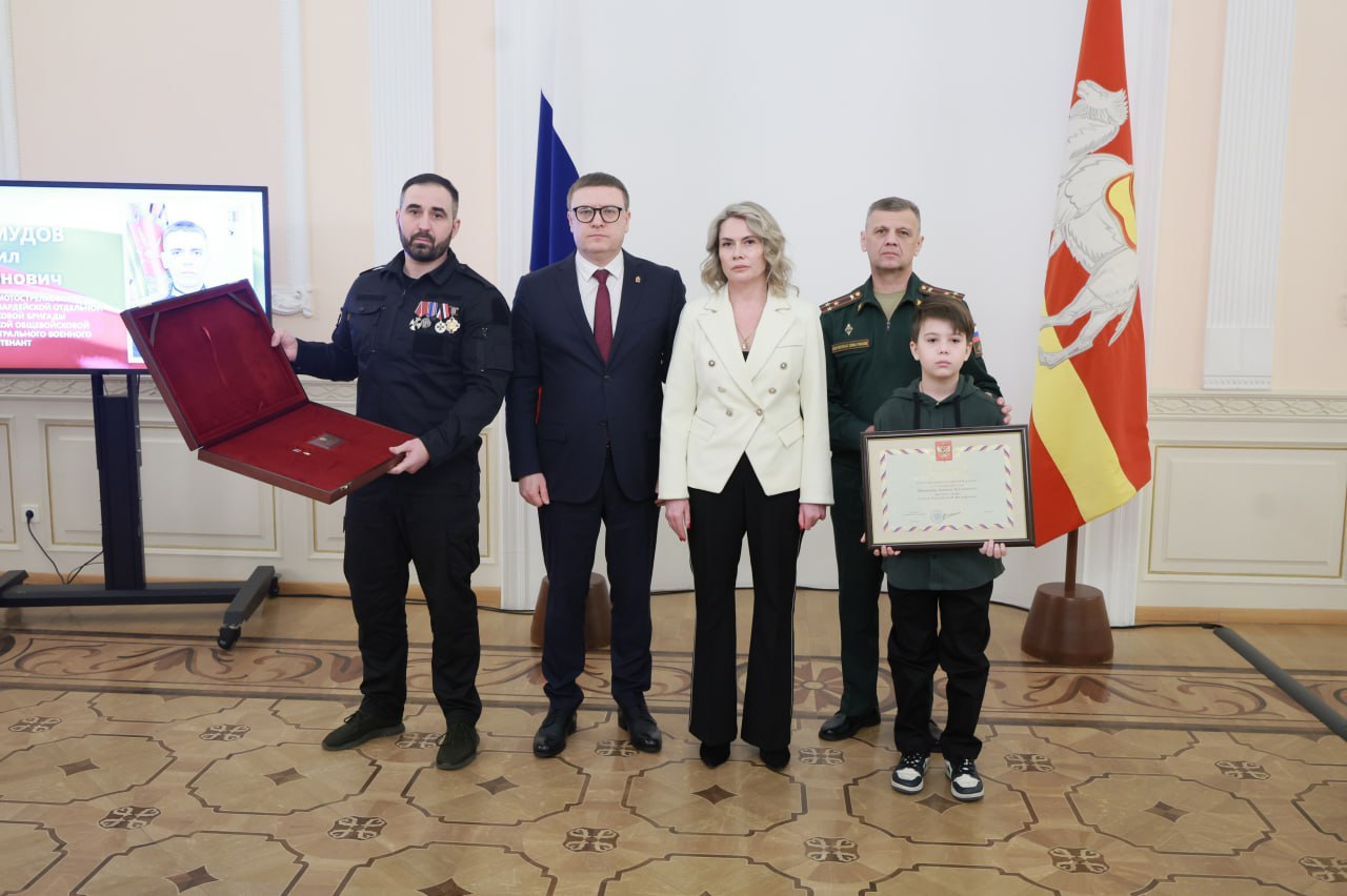 Губернатор Текслер вручил звезду Героя семье Даниила Махмудова Губернатор Текслер вручил звезду Героя семье Даниила Махмудова