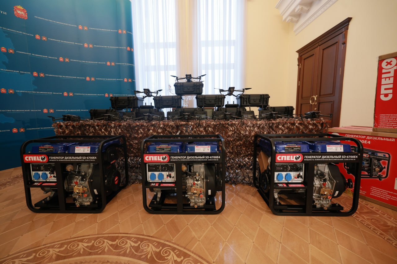 Губернатор также передал оборудование для нужд подразделения БАРС, которое ведет поиск пропавших военнослужащих