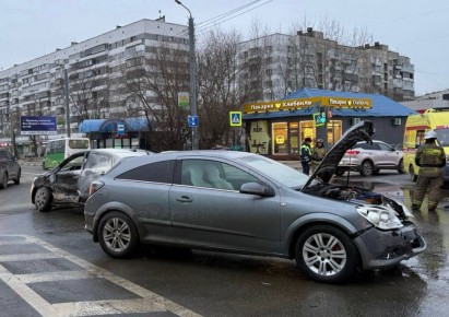 В Челябинске ребенок и двое взрослых пострадали в ДТП на улице Комарова