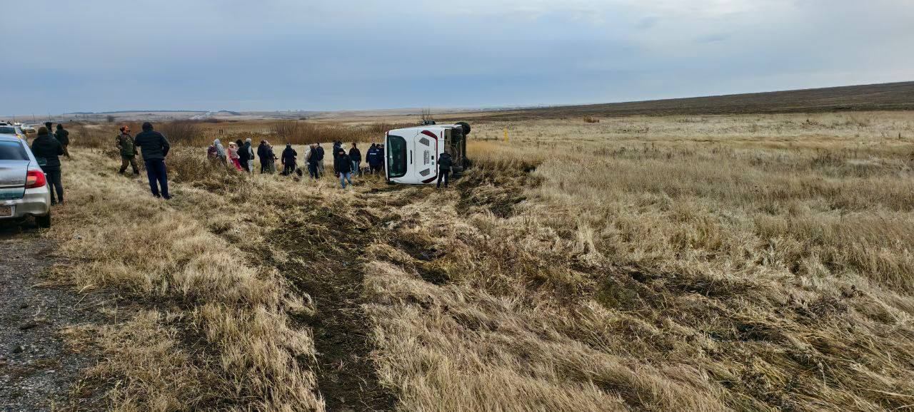 Автобус с детской футбольной командой перевернулся в Челябинской области