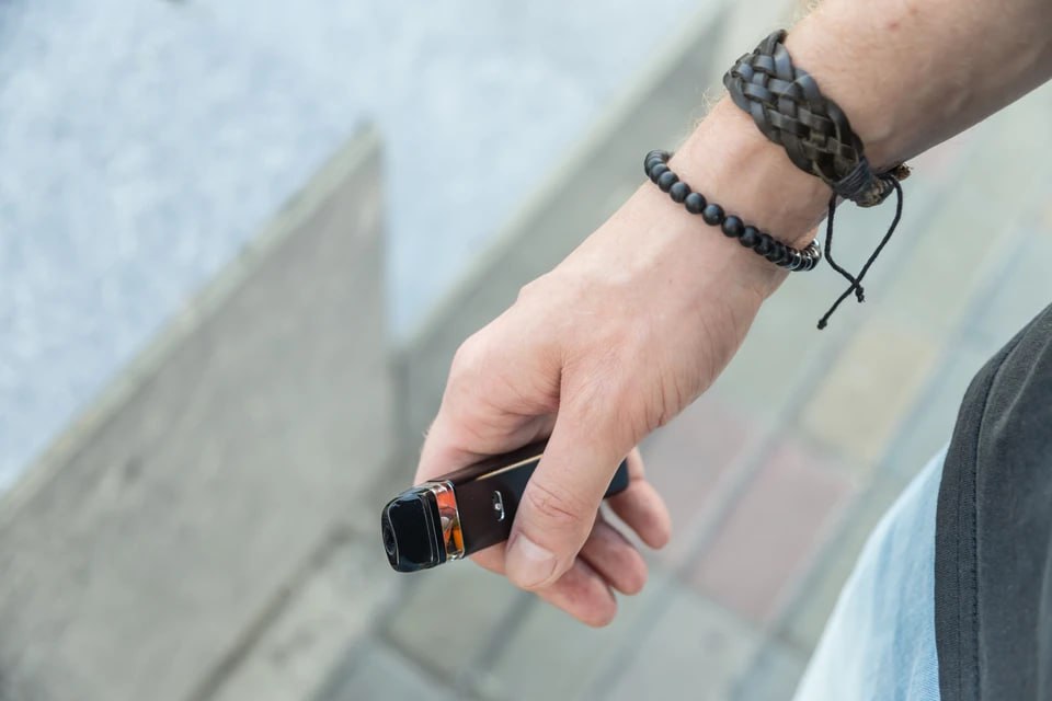 В челябинские больницы обращаются зависимые от вейпа дети 11 лет