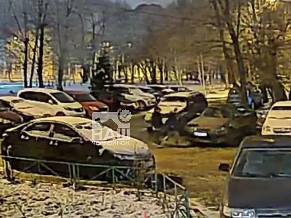 В Челябинске неизвестный угнал автомобиль, пока владелец счищал с него снег