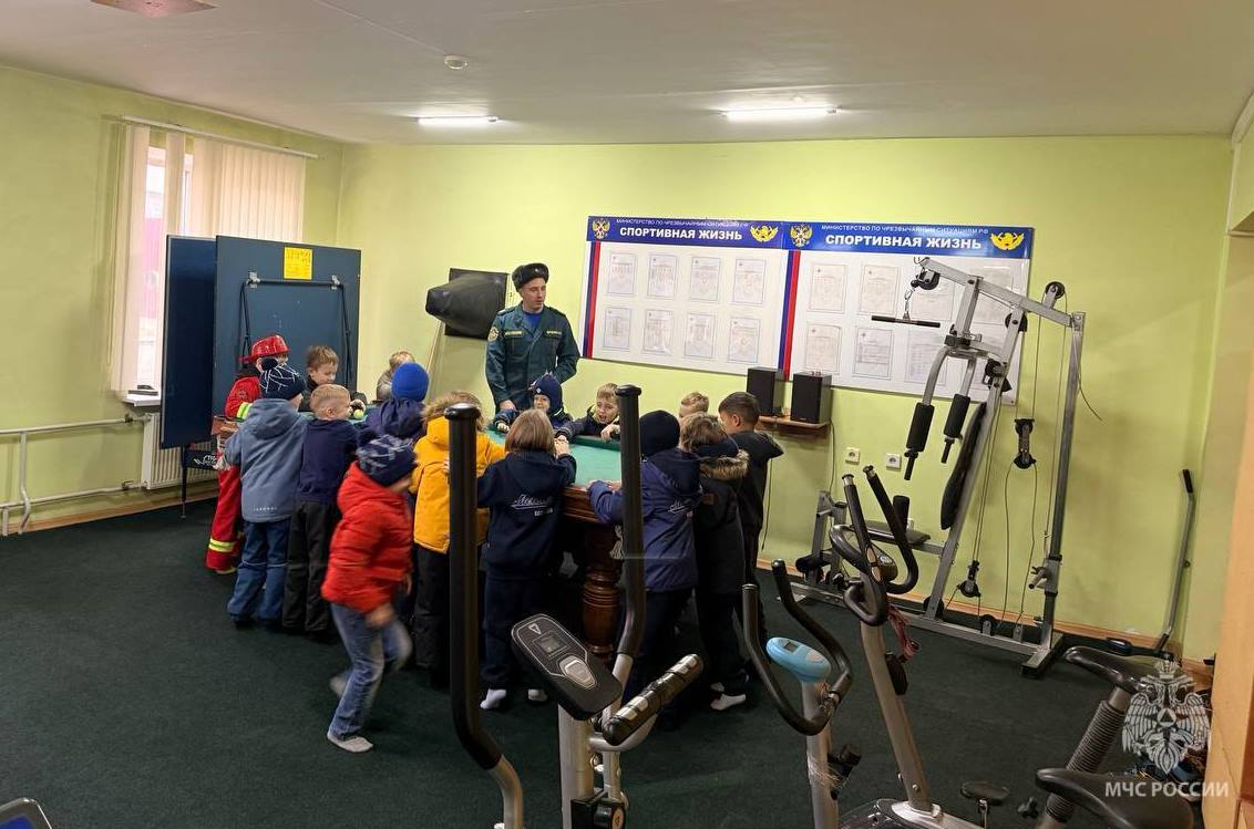 Когда пламя встречает лед: юные хоккеисты в гостях у пожарных Когда пламя встречает лед: юные хоккеисты в гостях у пожарных