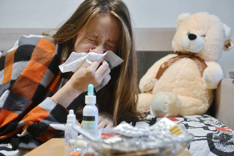 «Это не лайфхаки, а дикость и пытка»: врач развенчал мифы о «бабушкиных» советах при лечении простуды